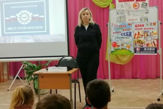 Галерея — Встреча воспитанников с инспектором ПДН Бельского ПП МО МВД России "Нелидовский" Н. А. Смирновой. — фото