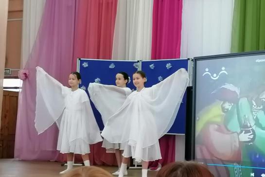 Галерея — "Рождество вокруг ёлки". — фото